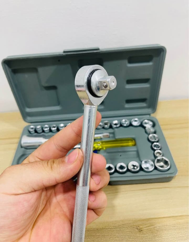 Racha de trinquete del kit de dados KoZas en mano, con el estuche de 40 piezas al fondo